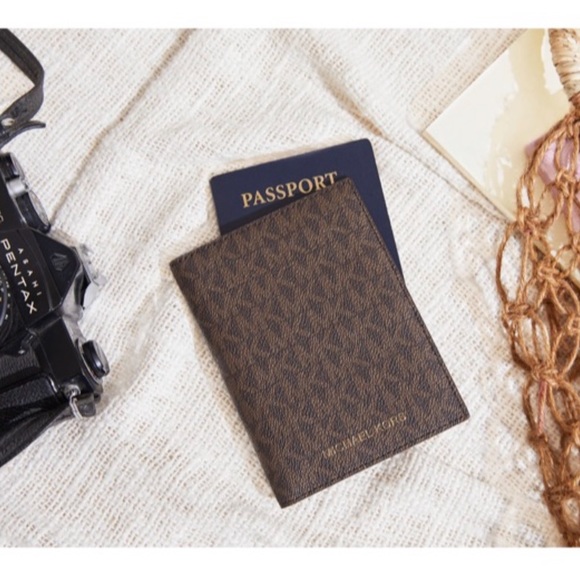 Michael Kors Bedford Travel Passport Wallet - Picture 2 of 9